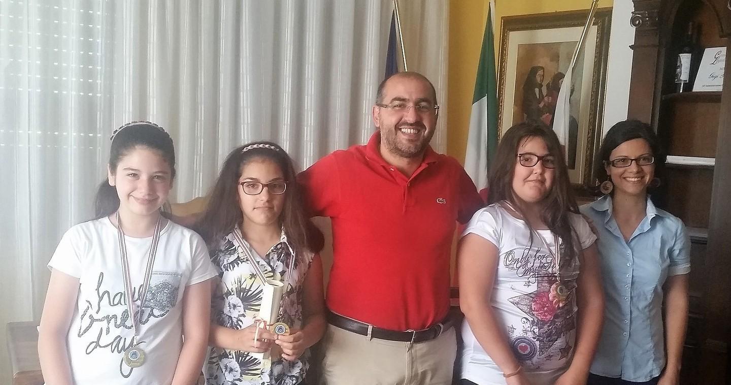 Tre studentesse trovano un portafoglio e lo restituiscono