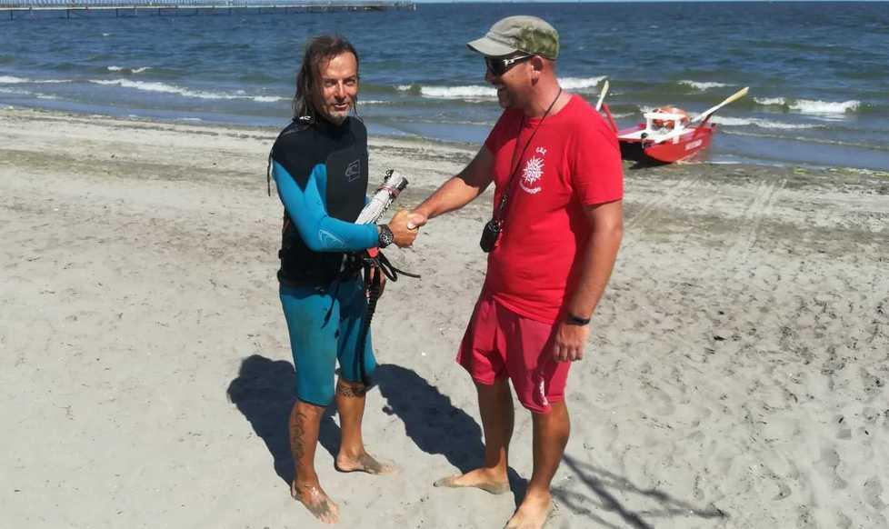 Volano, turista con il kitesurf finisce contro il pontile