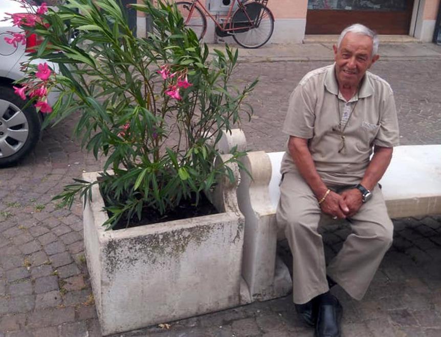 Gli anziani sistemano il loro salotto in centro 