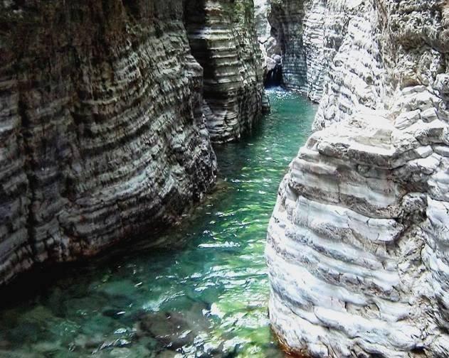 Stretti di Giaredo, trekking fluviale tra i canyon da favola - Video
