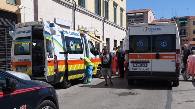Cade dalla finestra mentre fa le pulizie e muore