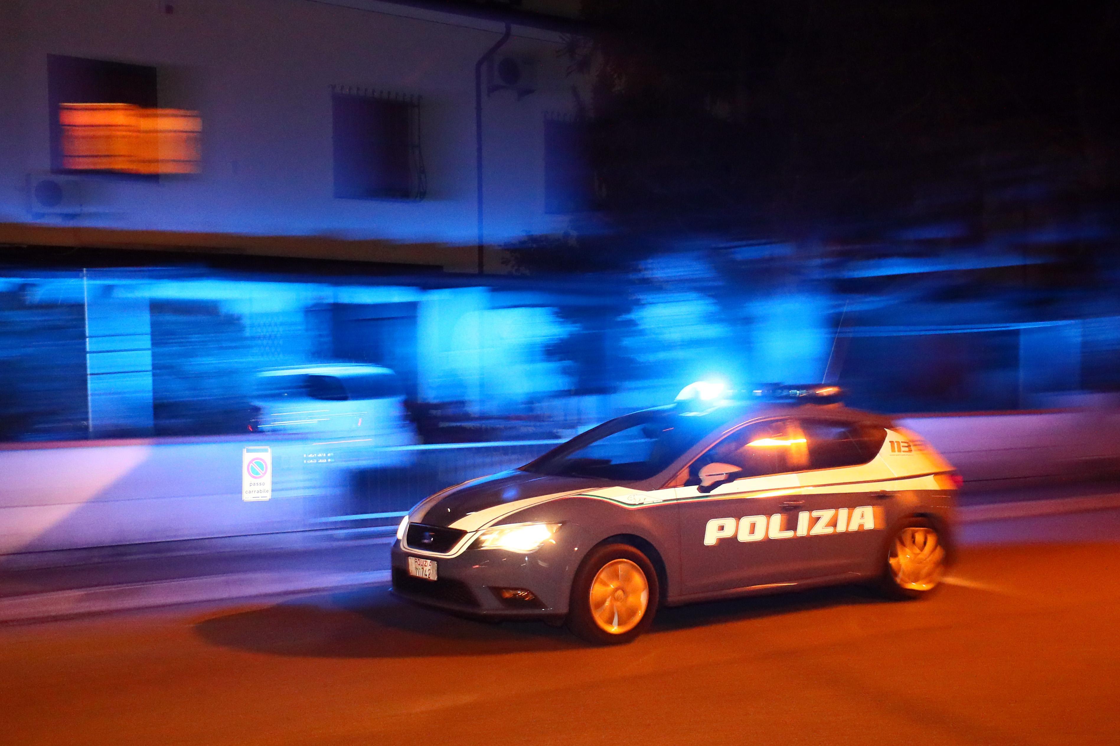 Reggio Emilia, nudo e ubriaco sveglia i residenti in zona stazione