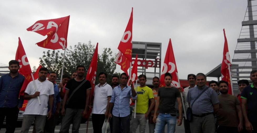 Il presìdio dei lavoratori della coop Giano davanti al supermercato del Parco Prato
