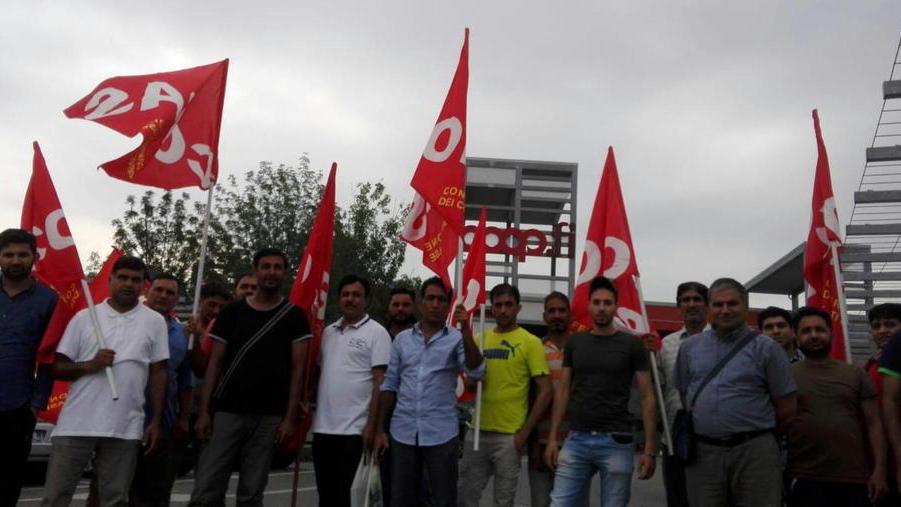 Il presìdio dei lavoratori della coop Giano davanti al supermercato del Parco Prato