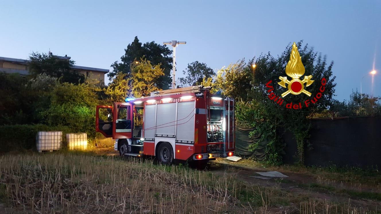 Un mezzo dei vigili del fuoco nei pressi della baracca incendiata