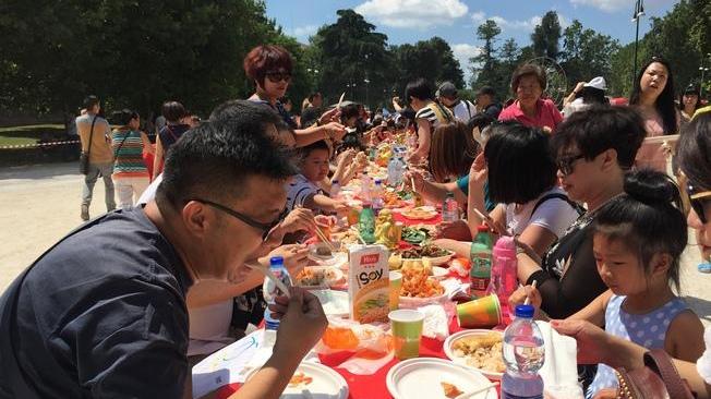 Migranti, pranzo multietnico a Milano