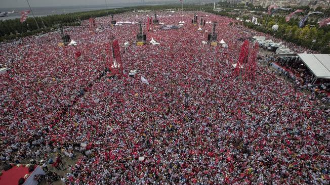 Folla immensa a comizio sfidante Erdogan