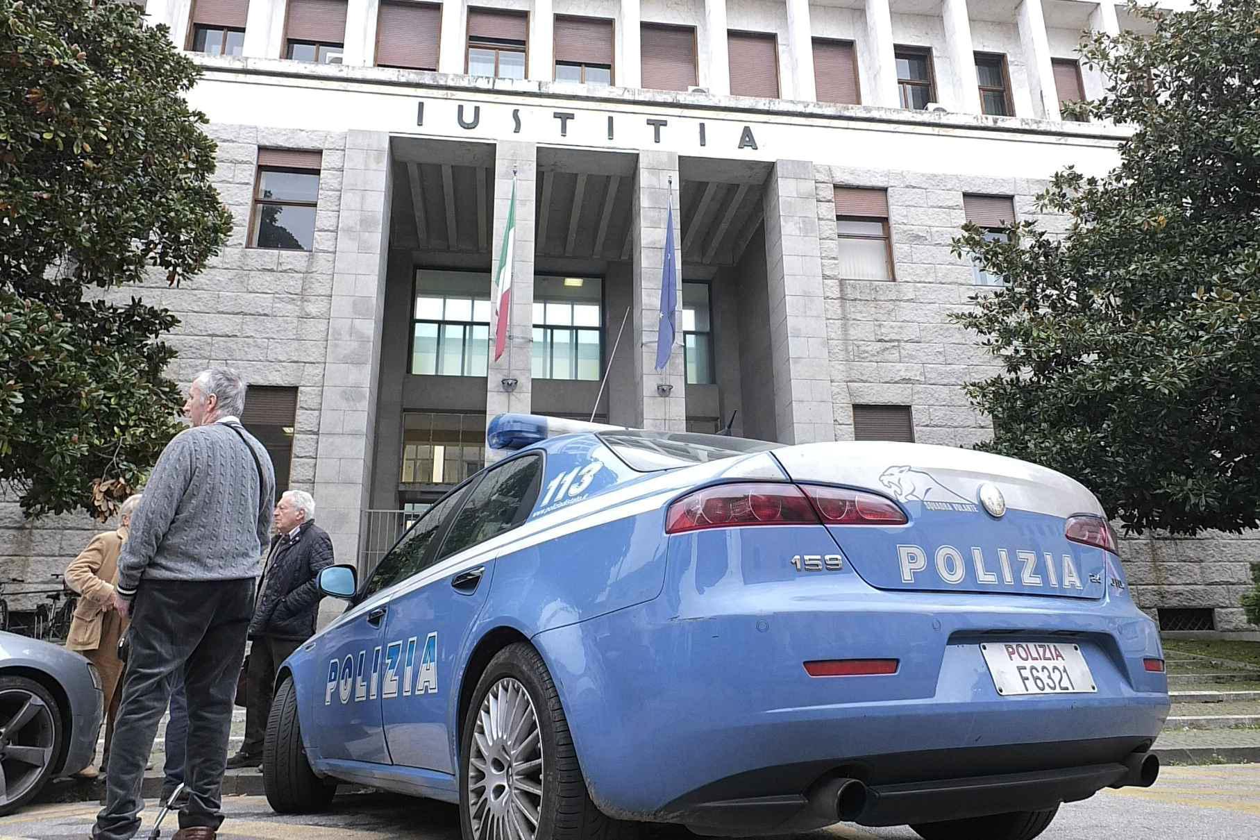 Una volante della polizia fuori dal Tribunale di Pisa (foto d'archivio)