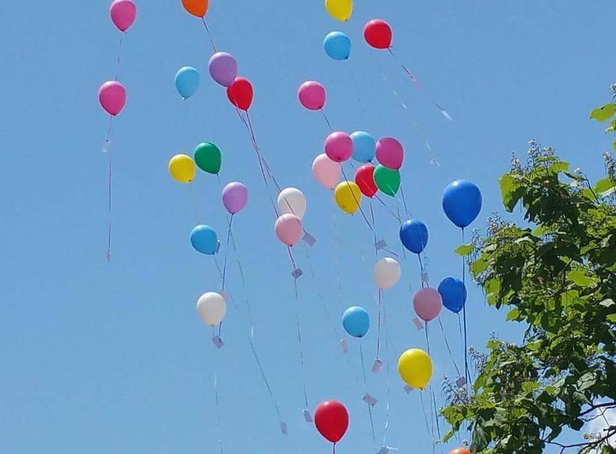 Scozzese raccoglie il messaggio lanciato col palloncino da un alunno