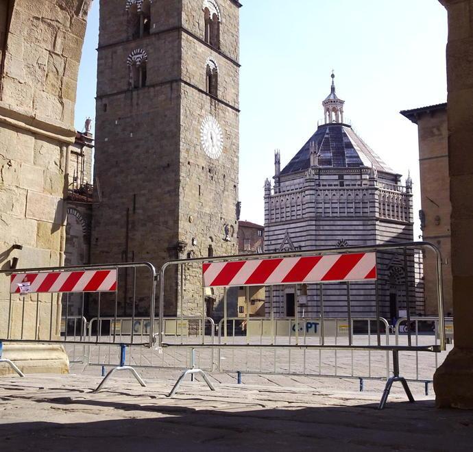 Davanti al Comune tornano le fioriere: i lavori a settembre 