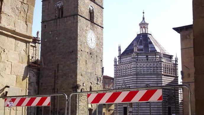 Davanti al Comune tornano le fioriere: i lavori a settembre