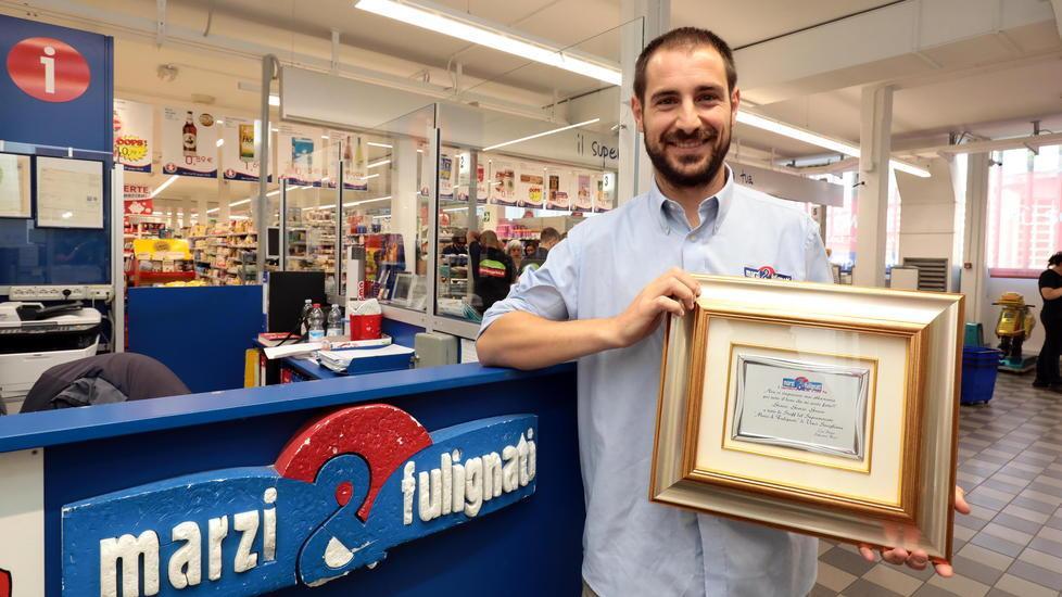 In 4 salvano un cliente nel negozio e lui li porta una targa d’argento
