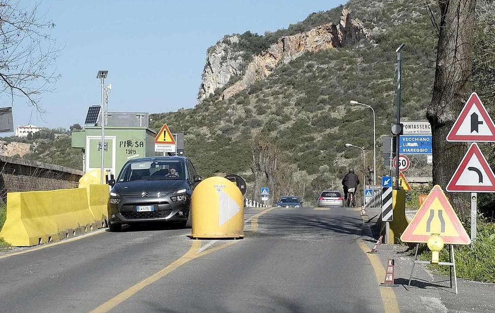 Chiude il ponte Confcommercio: «Aiutare i negozi»