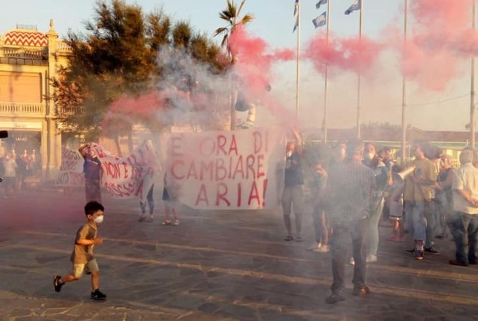 Maschere anti smog e fumogeni per dire stop al cattivo odore
