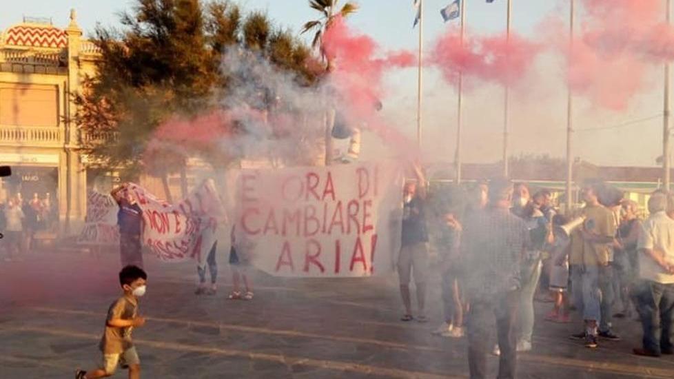 Maschere anti smog e fumogeni per dire stop al cattivo odore