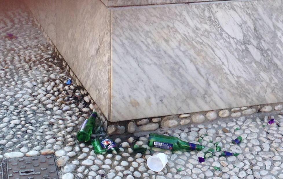 Partite di pallone in piazza Finelli Avenza insorge 