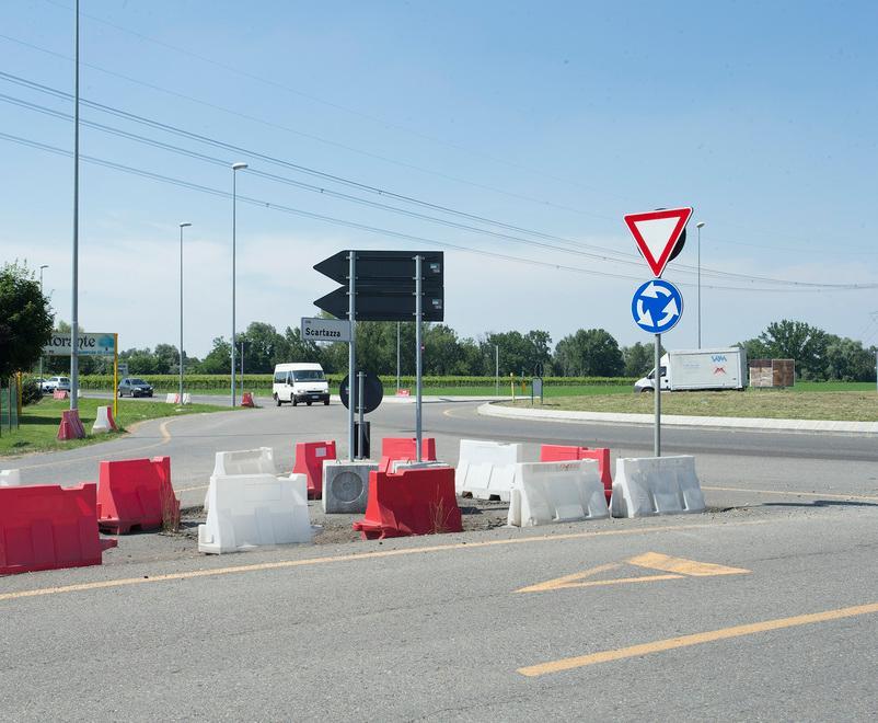 Rotatoria di via Scartazza «Il cantiere è infinito?»