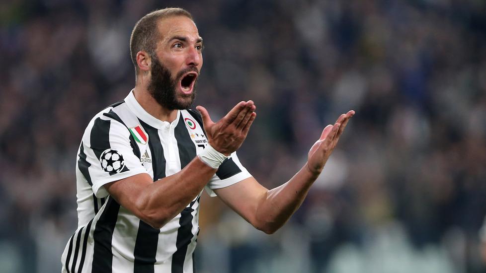 La Juventus stringe per Godin Higuain, il Chelsea vuole chiudere
