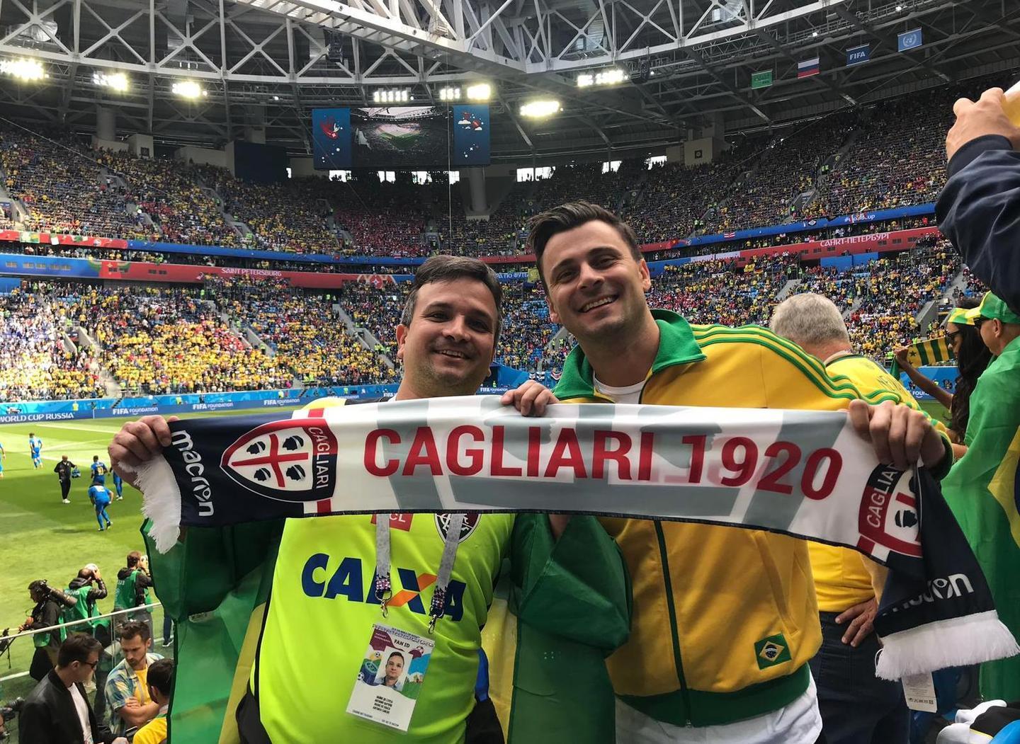 Il portiere del Cagliari Rafael canta e balla con la torcida brasiliana