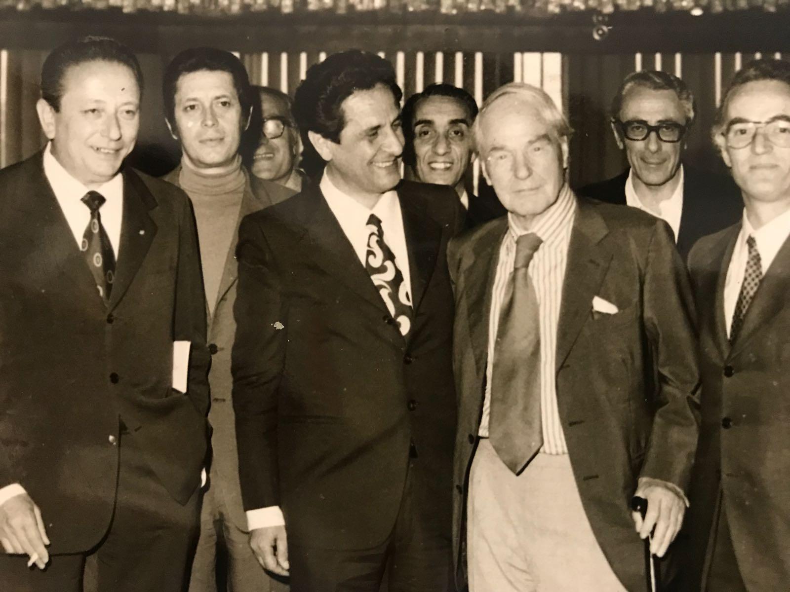 Mario Santi al centro con l'artista inglese Henry Moore negli anni '70