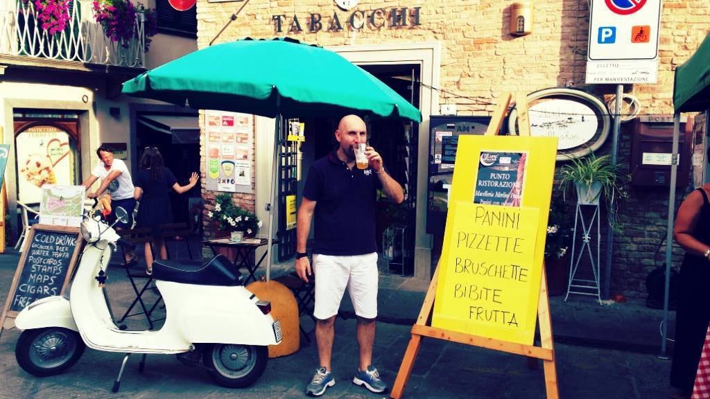 Marco Ghionzoli davanti alla tabaccheria
