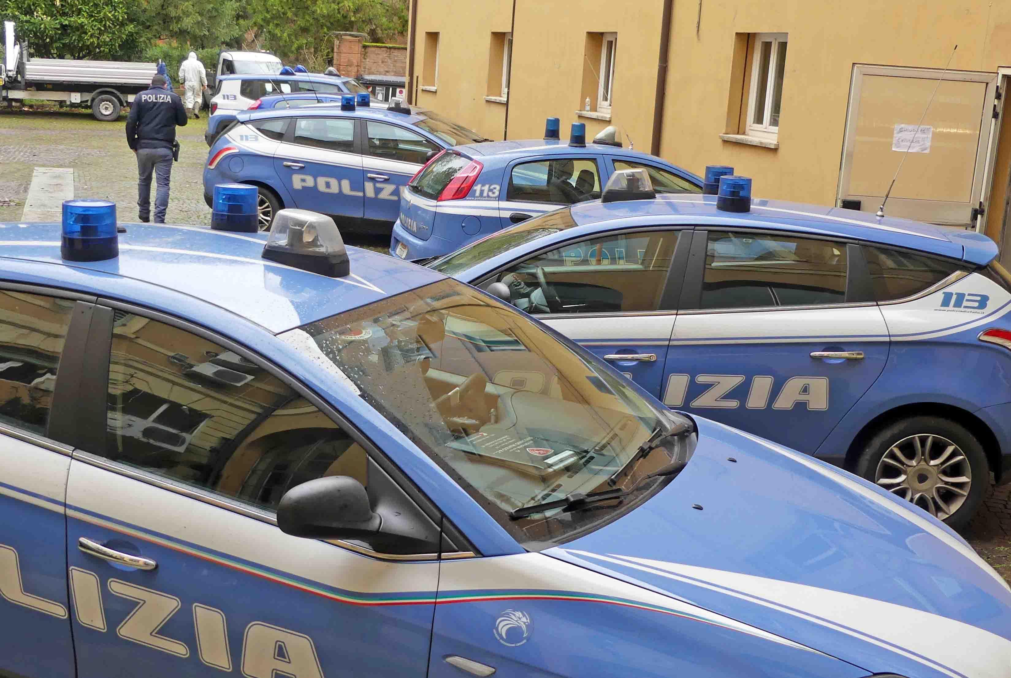 Picchiata dall'ex ragazzo che le distrugge anche l'auto 
