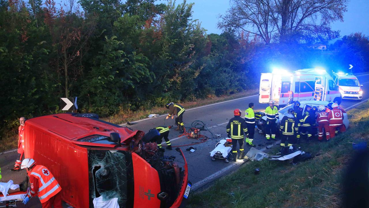 Cavriago, frontale all'alba: due feriti, uno è in gravi condizioni