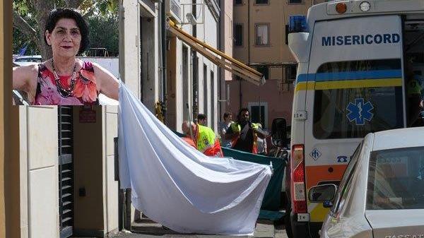 Precipita e muore mentre lava i vetri, indagini sulla struttura