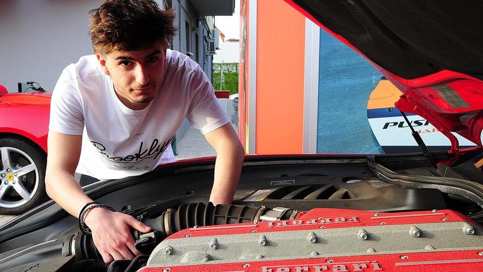 Castelvetro, Davide, sognare i motori in una officina tutta sua