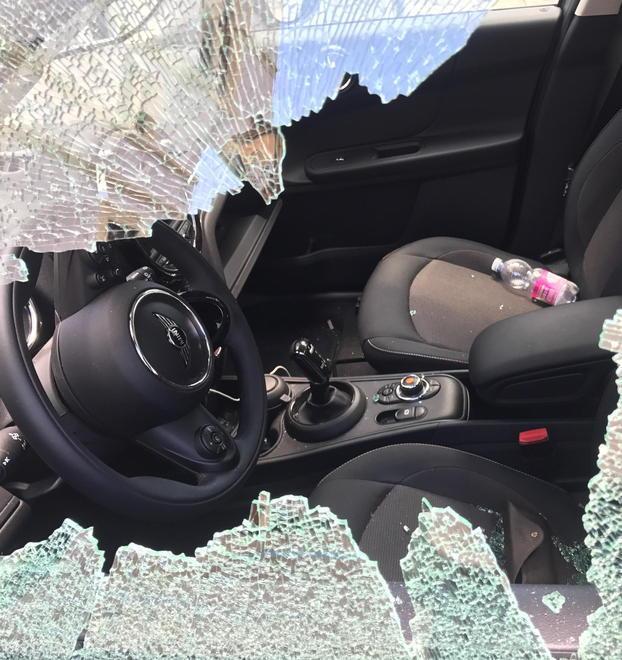 Raid di vandali in centro Distrutti i vetri delle auto 