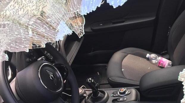 Raid di vandali in centro Distrutti i vetri delle auto