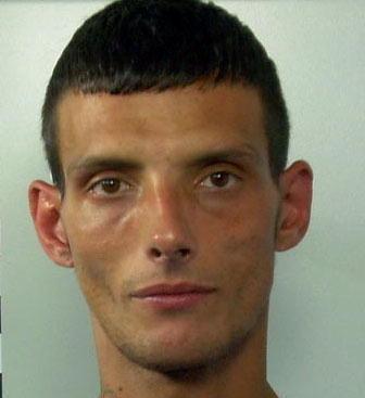 Lo rapina sfigurandolo con una bottiglia: in carcere