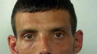 Lo rapina sfigurandolo con una bottiglia: in carcere
