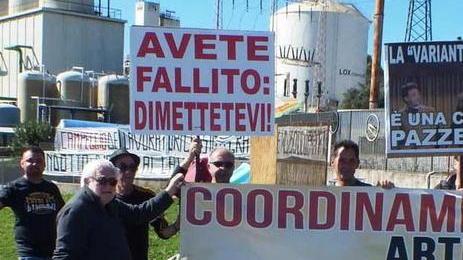 «Striscione rimosso, non ci si vergogna dei simboli della lotta»