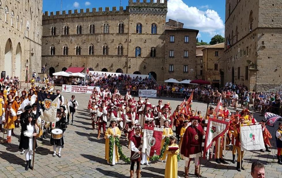 Volterra si accende coi colori e le bandiere dell’Astiludio