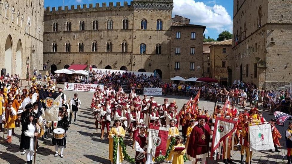Volterra si accende coi colori e le bandiere dell’Astiludio