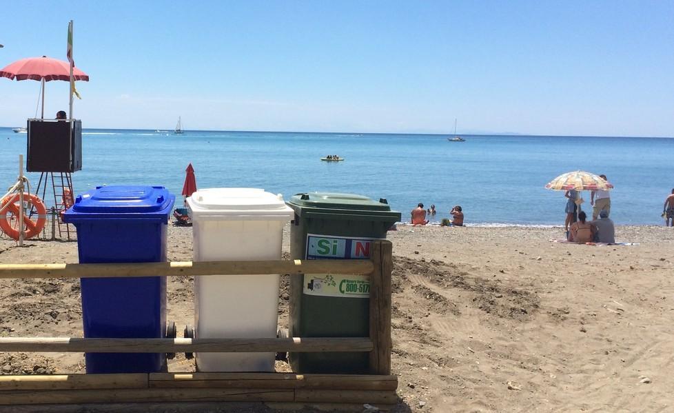Differenziata in spiaggia allestite 18 postazioni 