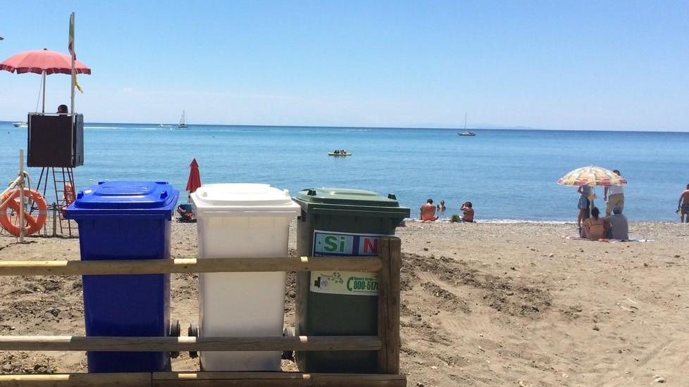 Differenziata in spiaggia allestite 18 postazioni