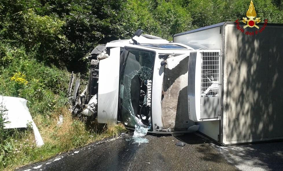 Si ribalta con il camion frigorifero