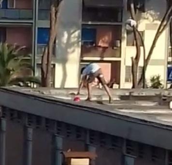 Salgono sui tetti scalando le antenne tivù 