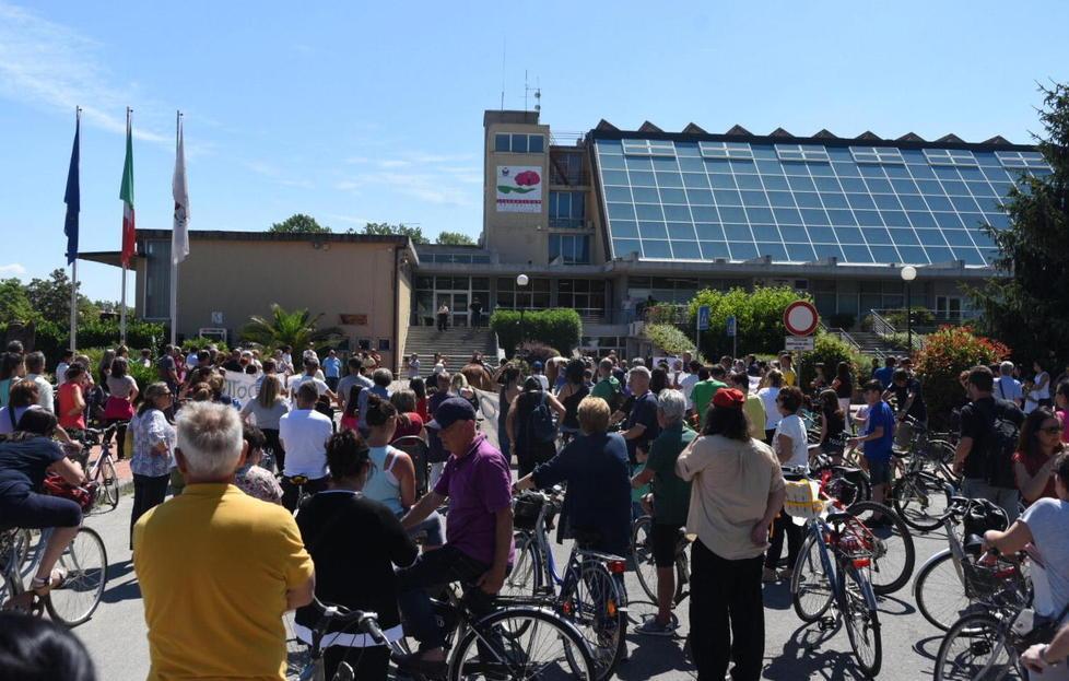 In 250 al corteo per dire no alla nuova viabilità 