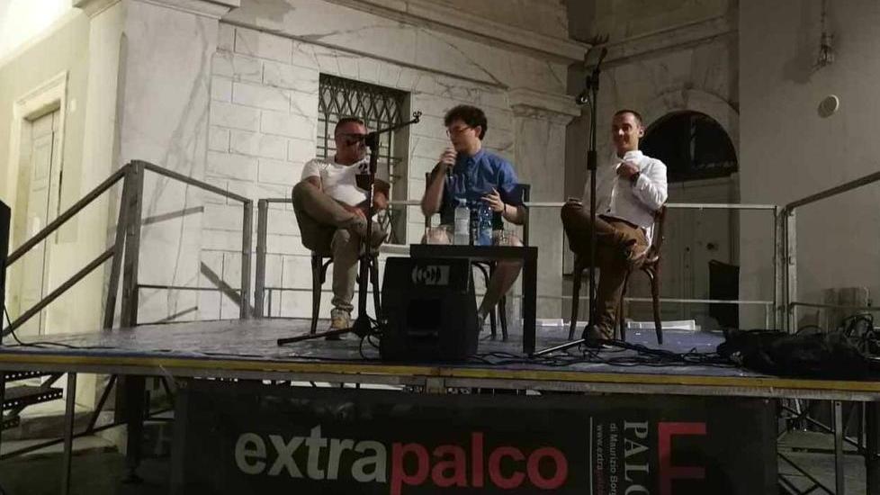 Il fotoracconto sale sul palco I tifosi fanno la fila per comprarlo