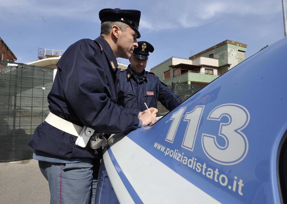 Litigano e lasciano il figlio in auto 