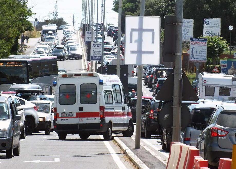 Code per l’Elba, ambulanza contromano