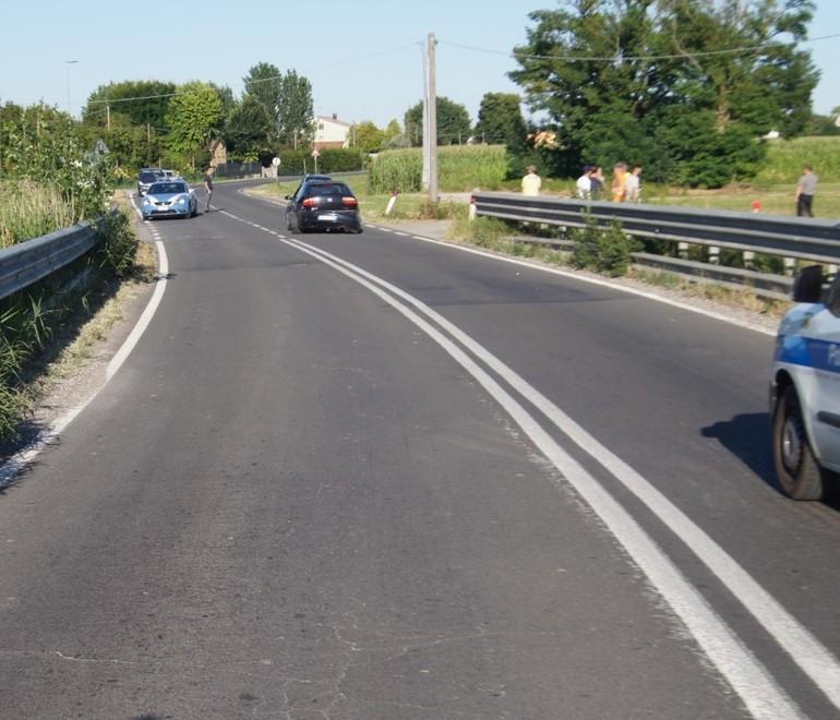 Motociclista tampona e si ferisce 