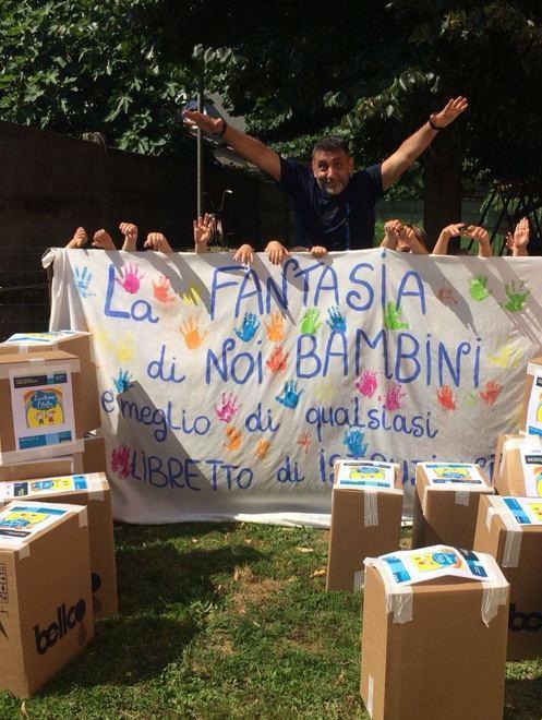 Scatole colme di giochi per i bambini dell’asilo 
