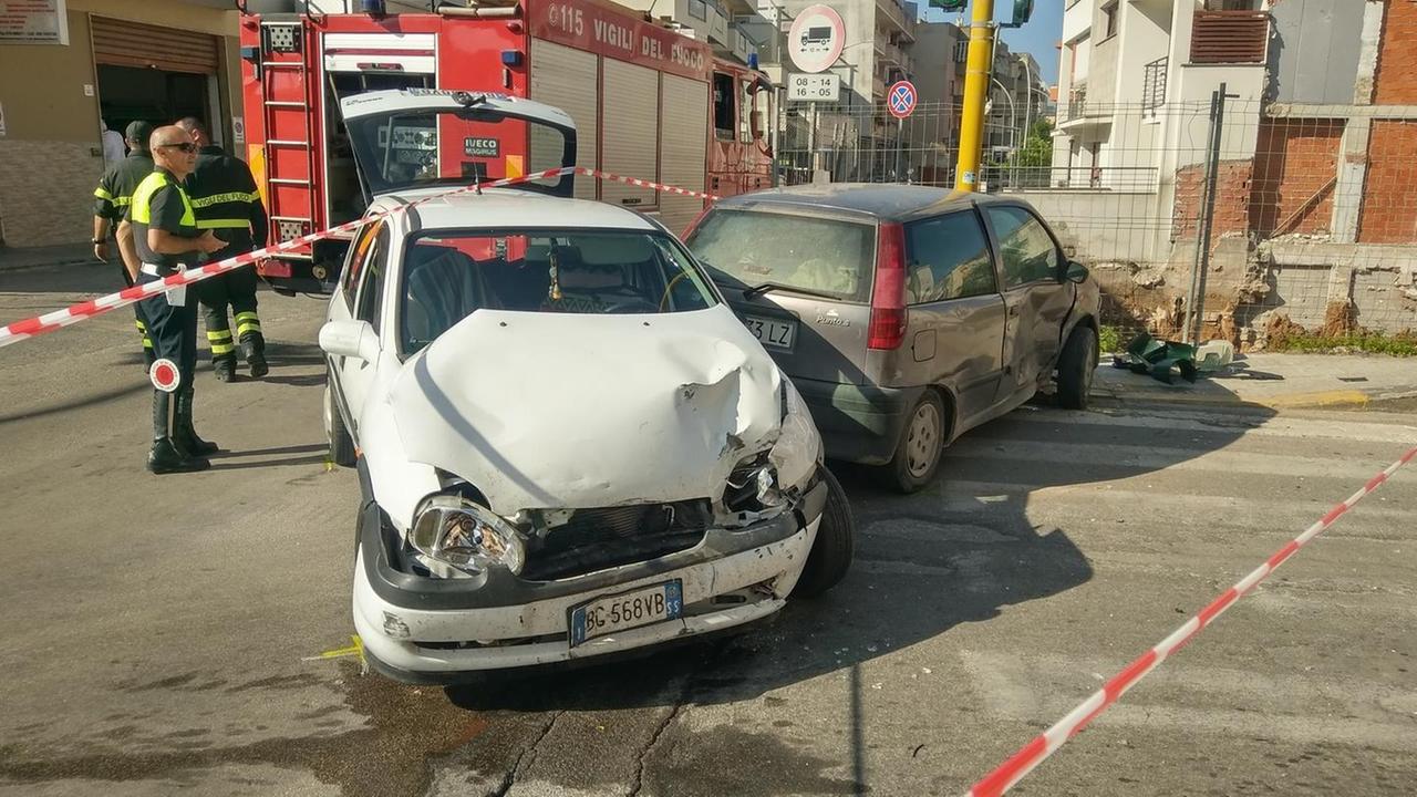 Due feriti lievi in uno scontro frontale