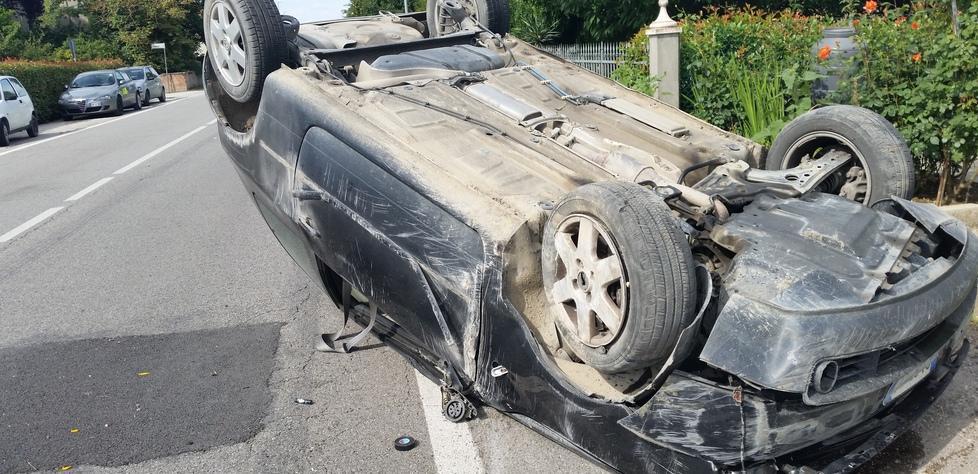 Auto cappotta dopo lo scontro, ferito un giovane 