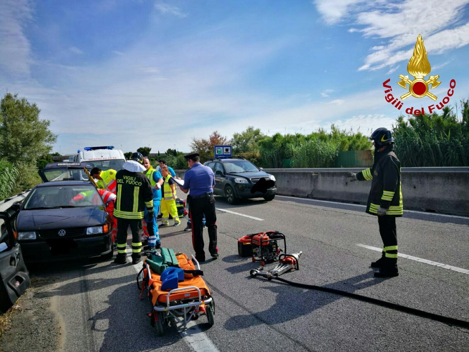 Scontro in Variante, due persone incastrate nell'abitacolo 
