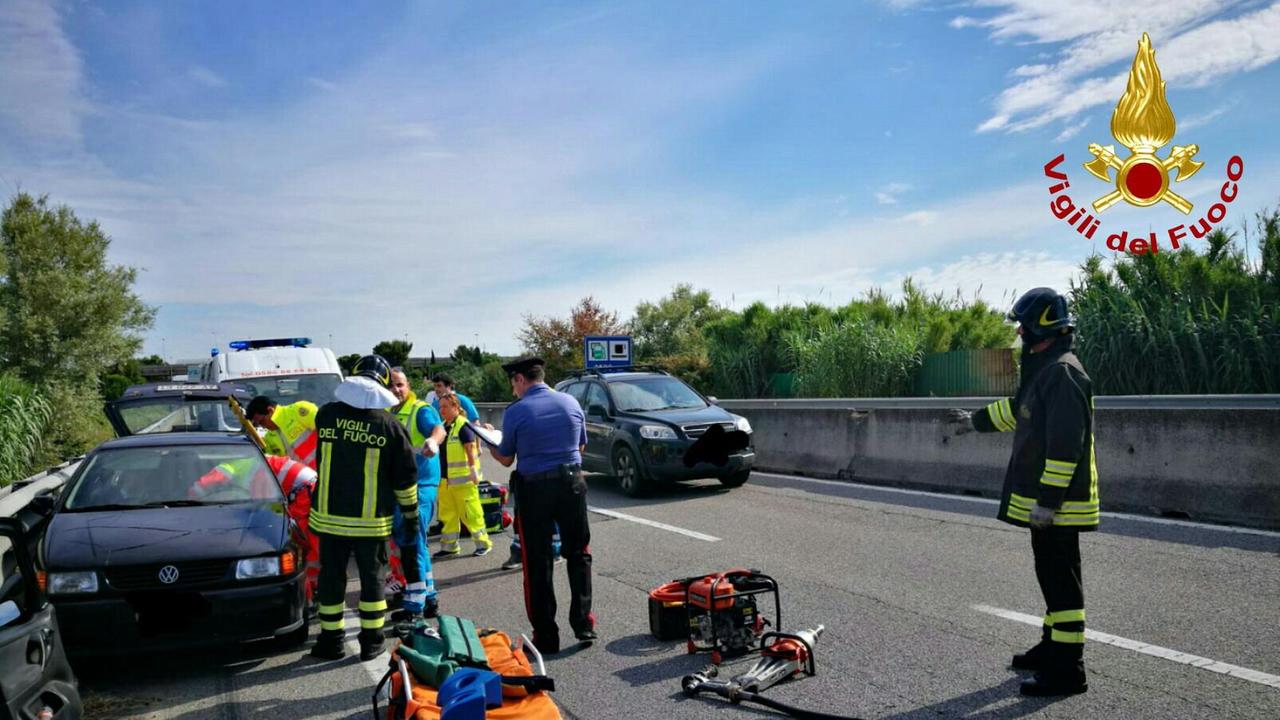 Scontro in Variante, due persone incastrate nell'abitacolo